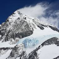 Na fotografii vrcholu Everestu je dobře patrný vítr, který se žene přes horu.
