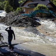 Velký problém, který místní v těchto dnech řeší, je nedostatek pitné vody. Povodně totiž poškodily potrubí. 