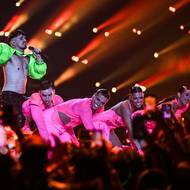 Finsko a píseň Cha Cha Cha Cha, kterou přednesl Käärijä v jedovatě zeleném bolerku. Tanečníci v růžovém na pódiu vystřihli lidský vláček. 