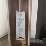 Majitel firmy se hájí, že dodal jen obalový materiál. Visačka je podle něj z ručně dělaného papíru.