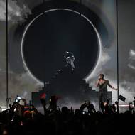 Marco Mengoni je v Itálii velkou hvězdou, na Eurovizi přinesl svůj  69. platinový singl Due Vite. V překladu Dva životy. Ty ztvárnili dva tanečníci na trampolínách. Marco skončil s 350 body na čtvrté příčce.