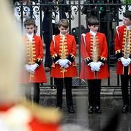 Princ George čeká u Westminsterského opatství, aby se zúčastnil korunovace svého dědečka.