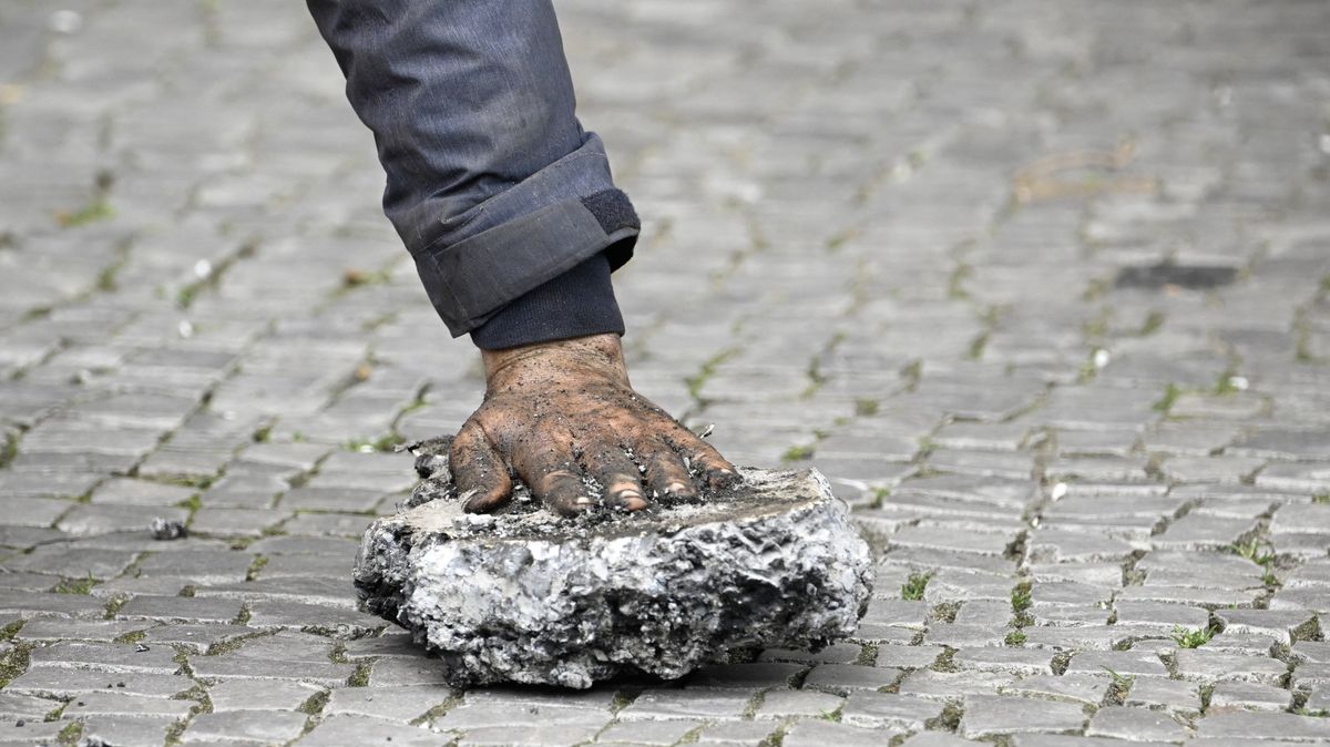 Fotky: Aktivisté blokovali Berlín. Policie je odřízla i s asfaltem