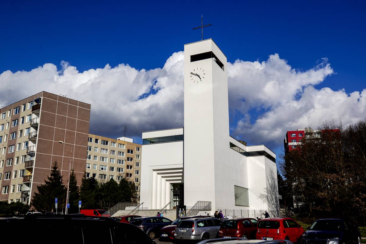 Kostel svatého Krista Spasitele na pražském Barrandově udivuje svými moderním tvary. Postaven podle návrhů architektů Jakuba Žišky a Pavla Šmelhause. V roce 2021 byl vyhlášen stavbou roku.