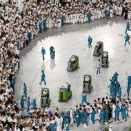 Dezinfekce prostor před posvátnou Kaabou. Mekka, Saúdská Arábie, 23. března.