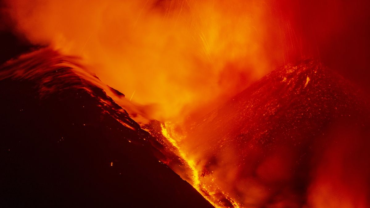 Fotky ze Sicílie ukazují erupci nejaktivnější evropské sopky