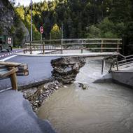 I na mohutných mostech podél hlavní komunikace se podepsala ničivá síla velké vody. Fotografováno blízko Črny na Koroškem.