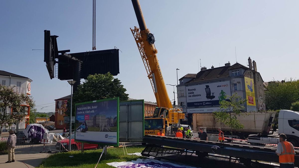 Zrušíme další stovky nelegálních billboardů, plánuje pražský radní