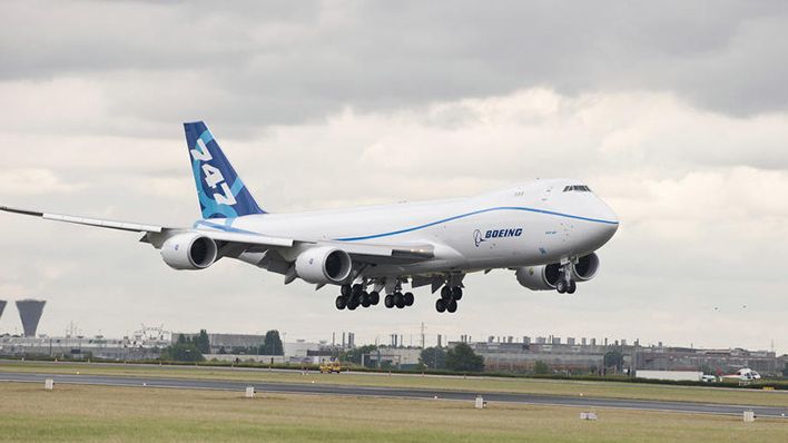 Boeing snížil čtvrtletní ztrátu o více než polovinu a zvýšil tržby