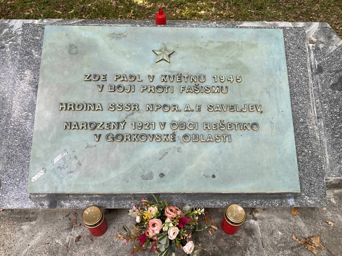 Město Dobříš přesunulo pamětní desku ze zámecké zahrady na místní hřbitov.