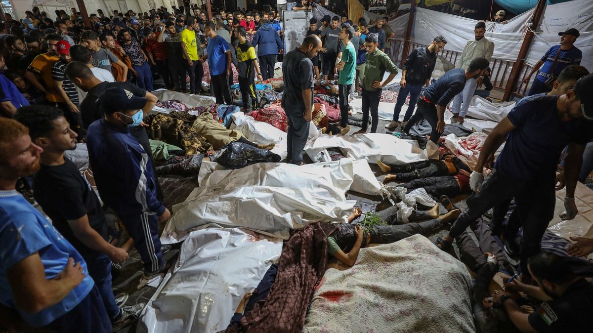 Po výbuchu v nemocnici v Gaze jsou údajně stovky mrtvých. Strany se viní navzájem