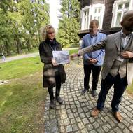 Historik a šéf sněmovní knihovny Ondřej Tikovský si pro novináře připravil doslova dějepisnou přednášku, včetně historických fotografií.