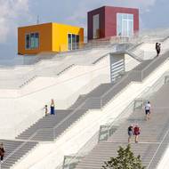 Zrekonstruovaný kruhový exteriér tvoří schodiště, po kterém mohou místní i zahraniční návštěvníci vystoupat, a užít si tak panoramatický výhled na Tiranu, z níž se mezitím stalo moderní rušné město. 