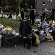 Své domovy opustilo kolem 80 procent odhadované populace Náhorního Karabachu.
Na snímku z  30. září arménští uprchlíci z Náhorního Karabachu v centru města Goris na jihu Arménie.
