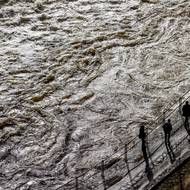 Hladinu ovlivňuje odtok z lipenské přehrady, který je vyšší než přítok. 