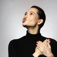 Pozice mohou pomáhat i pro vylepšení spadlých kontur tváře.