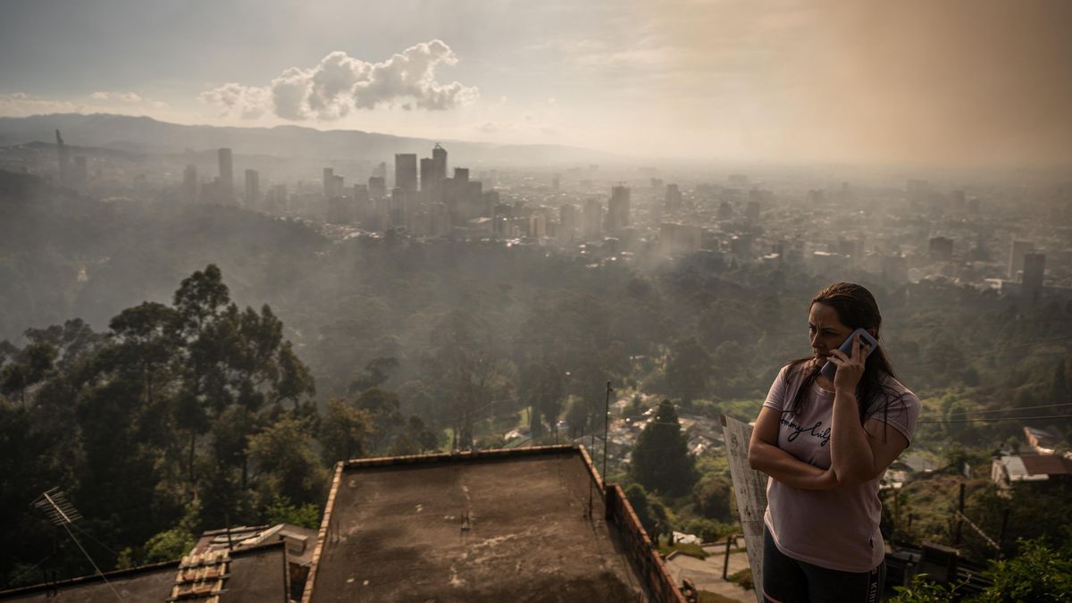 Foto: Bogotu zahalil kouř, k ničivým požárům přispěly i invazní druhy