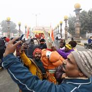 Na vysvěcení se podle agentury AP chystá 7,5 tisíce hostů. Do konce roku by chrám podle oficiálních odhadů mohlo navštěvovat i 100 tisíc lidí denně. V Ajódhje se to už tři dny před obřadem hemžilo nadšenými davy, vyfoceno 17. ledna.