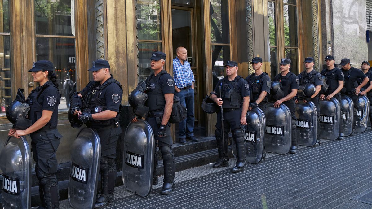 Fotky: První demonstrace po 10 dnech u moci. Argentinci se bojí Mileiho škrtů