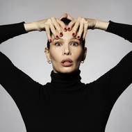 Pomocí prstů proti gravitaci…