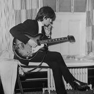 Rozcuchané vlasy, ostře řezaná vyhublá a nyní již trochu zestárlá tvář a cigareta v ústech jsou už přes 60 let poznávacím znamením kytaristy Keitha Richardse, který spolu s Mickem Jaggerem založil slavnou anglickou kapelu The Rolling Stones. (Na snímku kytarista Keith Richards v roce 1965.)