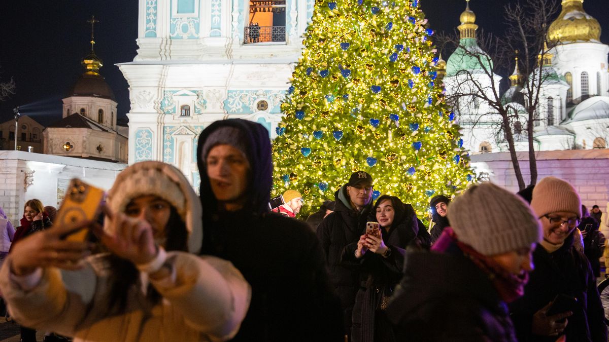 Fotky: Kyjev zdobí vánoční strom. I ten Ukrajině pomáhá vzdálit se Rusku