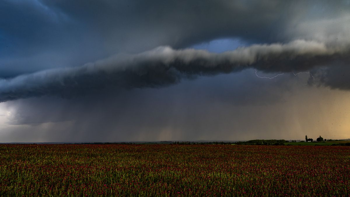 31 stupňů a pak prudká změna. Meteorologové varují před silnými bouřkami