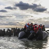 Migranti na pašeráckém člunu, 26. dubna.