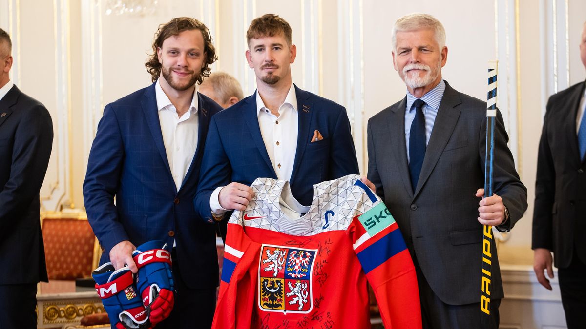 Fotky mistrů na Hradě: Pavel dostal od hokejistů dres i medaili