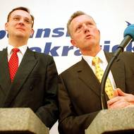 Místopředsedové ODS Petr Nečas (vlevo) a Miroslav Macek na tiskové konferenci po jednání Výkonné rady ODS 25.ledna 2000 v Praze. 