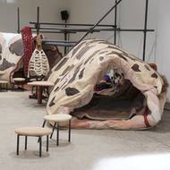 Rozsekaný krk je rozložen v prostoru pavilonu a doplněn sochařskými odlitky těla první československé žirafy, audionahrávkami dětí a zvukovou stopou. Výstavu oživuje performance, kteří sdílejí osud žirafy v několika dějstvích.