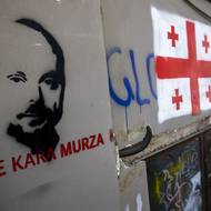 „Osvoboďte Kara Murzu“ hlásá další graffiti. Vladimir Kara-Murza je ruský opoziční představitel a politický vězeň. Před pár dny ruský nejvyšší soud zamítl Kara-Murzovo odvolání proti jeho odsouzení k 25 letům vězení za údajnou vlastizradu a šíření falešných zpráv o ruské armádě.