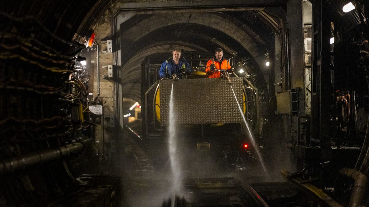 Fotky: Metro slaví 50 let. Noční tunely vypadají jako ze sci-fi filmu