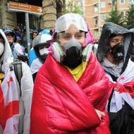 Opozice v neděli vyzvala odpůrce zákona, aby uspořádali celonoční protest před parlamentem a pokusili se tak v pondělí zabránit zákonodárcům vstoupit do budovy. Demonstranti v Gruzii už delší dobu nosí plynové masky a pláštěnky, aby se bránili před slzným plynem.