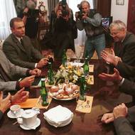 Předseda ČSSD Miloš Zeman s místopředsedy strany Vladimírem Špidlou (třetí zprava) a Petrem Lachnitem (vpravo) a předseda ODS Václav Klaus s místopředsedy Miroslavem Mackem (vlevo) a Ivanem Langrem (třetí zleva) před zahájením středečního jednání v Praze. Snímek z roku 1999.