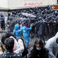 Podle Gruzínského snu má chystaná norma vnést větší jasno do financování nevládních organizací. Předloha zákona vyžaduje, aby se organizace, která dostává více než pětinu svého rozpočtu ze zahraničí, zaregistrovala jako „organizace nesoucí zájmy cizí moci“.