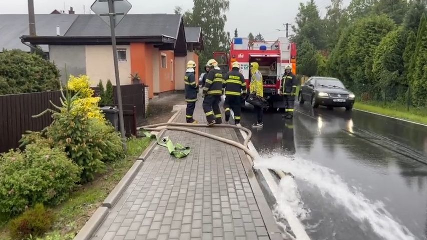 Video: Déšť na severu Moravy zaplavoval sklepy