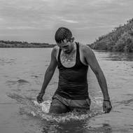 Na snímku z mexického Piedras Negras ze 7. října 2023 překračuje řeku Rio Grande venezuelský migrant.