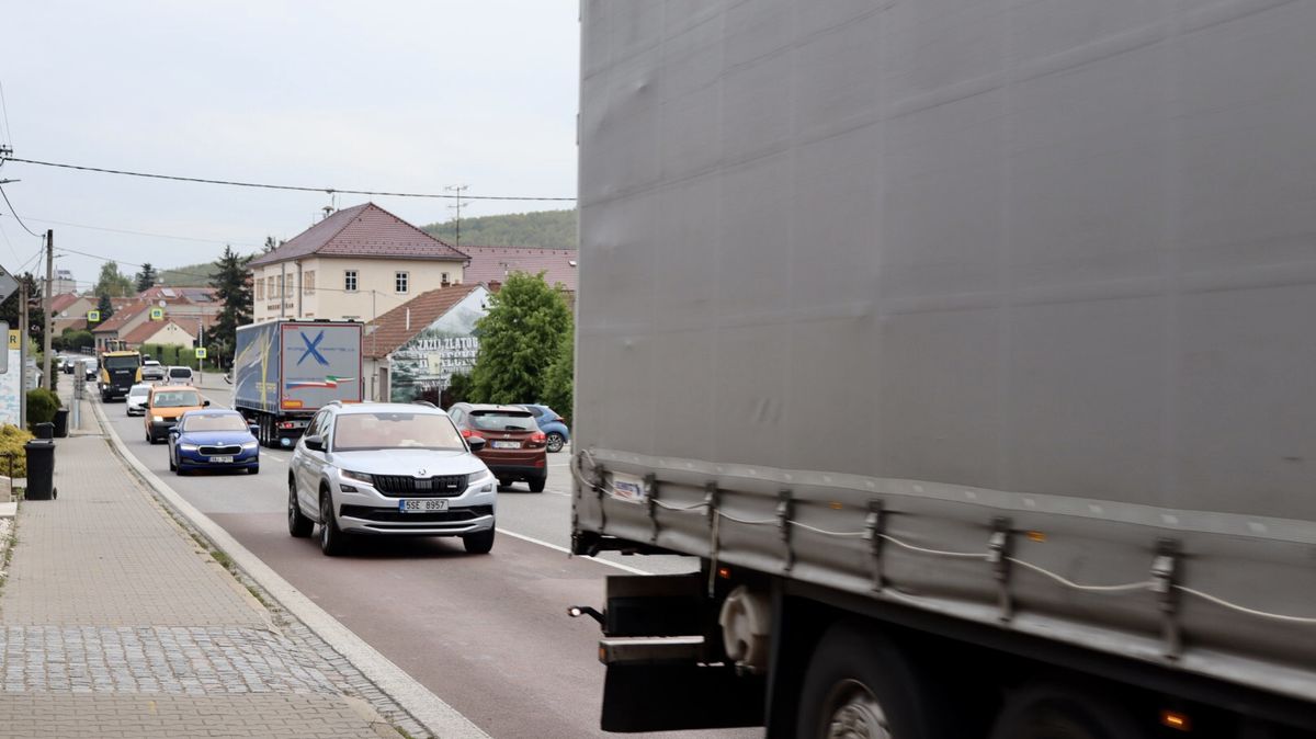 Nonstop autobusové pruhy měly zrychlit MHD. Místo toho má až 40 minut zpoždění