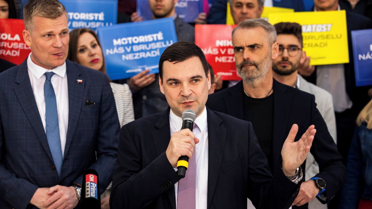 Tlačí na nás, ať z Přísahy přejdeme k Motoristům, stěžují si europoslanci