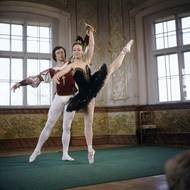V roce 1960 přijali Vlastimila Harapese na pražskou konzervatoř, ale jeho začátky byly náročné. Absolvoval nakonec s vyznamenáním a v roce 1966 dostal smlouvu do Národního divadla. (Na snímku patrně z roku 1982 při přípravě baletu Labutí jezero s Hanou Vláčilovou.)