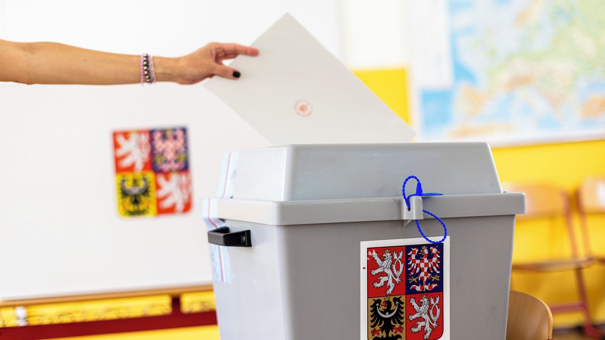 STEM: Sněmovní volby by vyhrálo ANO, druhou pozici drží posilující STAN