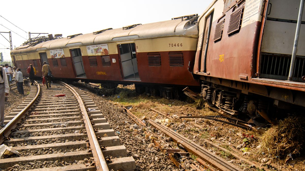 Srážka osobního a nákladního vlaku v Indii si vyžádala nejméně 13 mrtvých