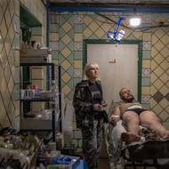 Voják s krycím jménem Kurt připouští, že Rusům se podařilo využít i některé ukrajinské chyby, např. při střídání vojáků nasazených na frontě.

(Ukrajinský zraněný voják, který utrpěl otřes mozku, je ošetřován v městské části Torecku, 22. června.)