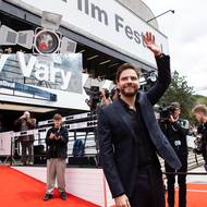 Čtvrteční Brühlův příjezd na červený koberec provázel velký zájem diváků a médií.