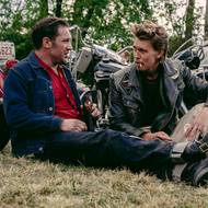 Z filmu Motorkáři s Austinem Butlerem a Tomem Hardym.