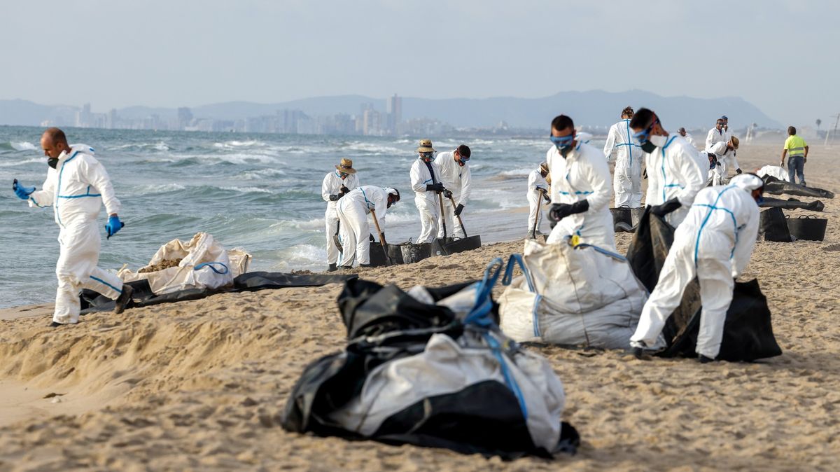 Fotky: Ropná skvrna uzavřela pláže u španělské Valencie