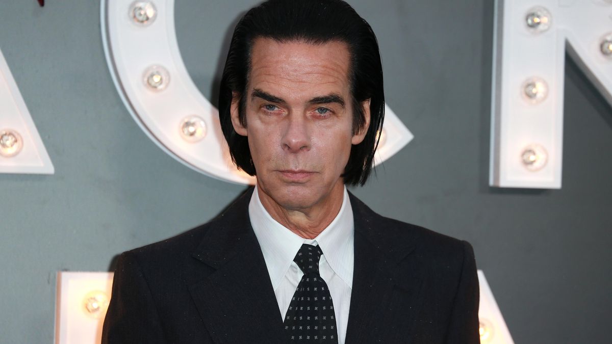 Nick Cave je zpět jako divoký, šťastný Bůh. Album Wild God zahraje v Praze
