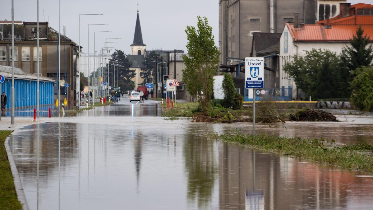 Na hodinu v odříznuté Litovli. Reportéři se dovnitř dostali s hasiči