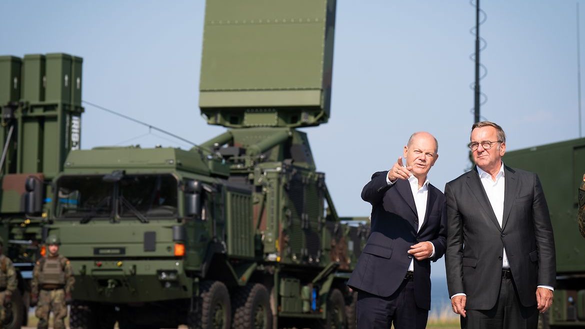 Tvrdohlavý Scholz. Možní nástupci by poslali rakety proti Rusům hned